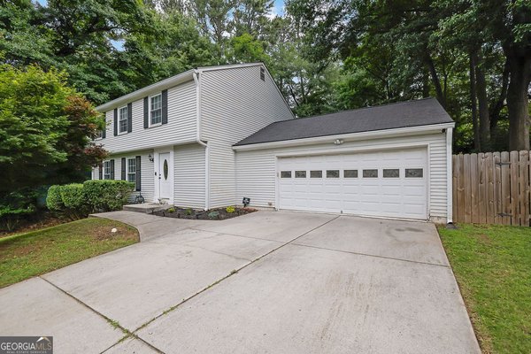 9665 Pond Circle, Roswell