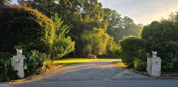 2742 Cliffview Drive Lilburn