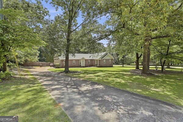 215 Firethorne Ln, Fayetteville