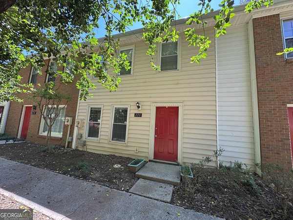 220 Chads Ford Way, Roswell