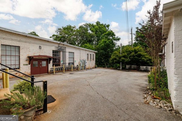 585 White Circle, Athens