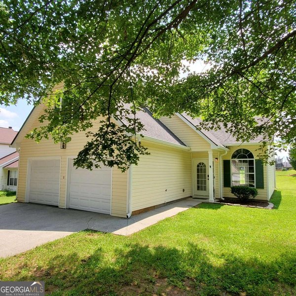 main picture of 833 Kendall Park Drive, Winder
