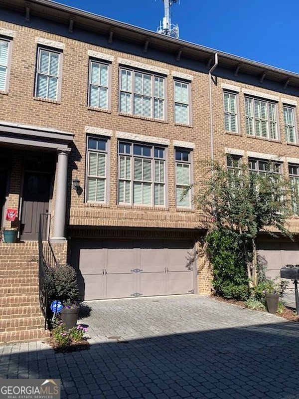 main picture of 810 Highland Green Way, Atlanta