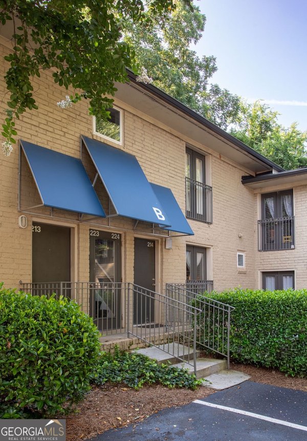 2023 Oakview Road Atlanta