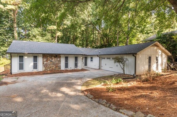 9570 Hillside Drive, Roswell