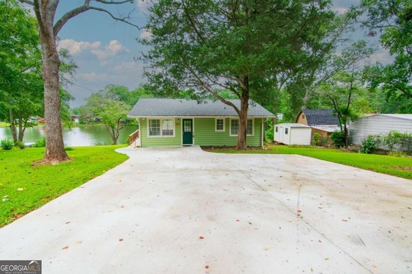 1671 West Pine Lake Drive, West Point