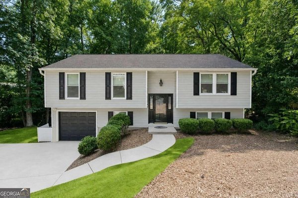 9682 Pond Circle, Roswell