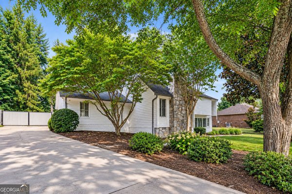 290 Saddle Lake Drive, Roswell