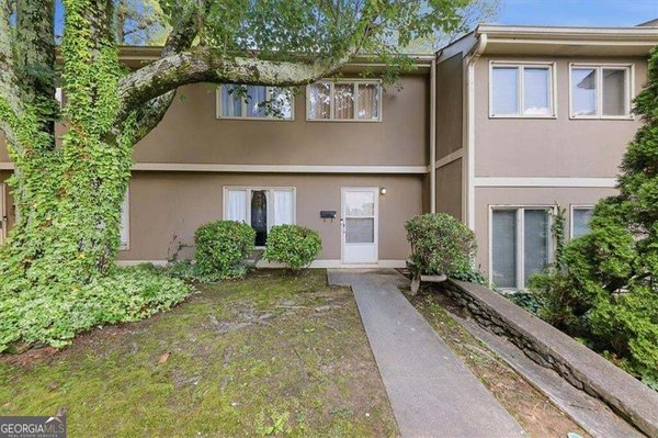 1816 Ashborough Road Marietta