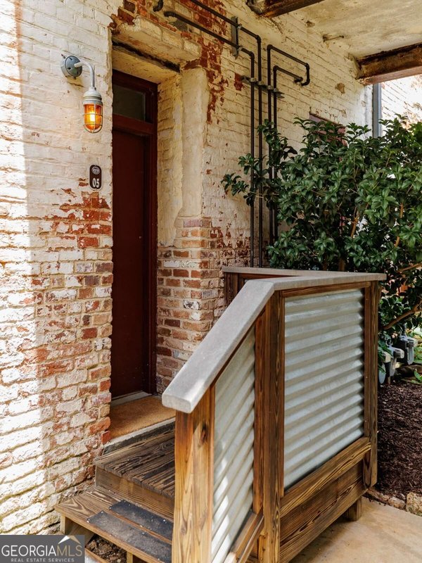 585 White Circle, Athens