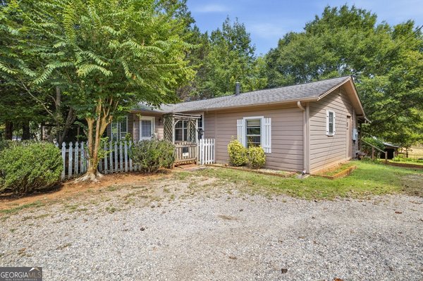 2124 Highway 105 Demorest