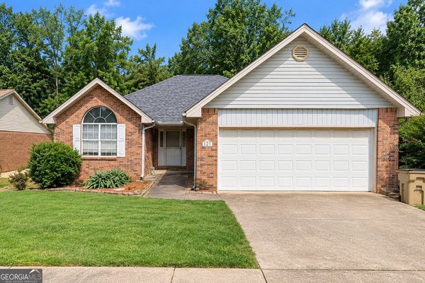 180 Oakwood Circle, Stockbridge