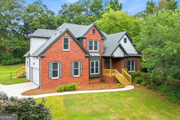 main picture of 3580 Chartwell Boulevard, Suwanee
