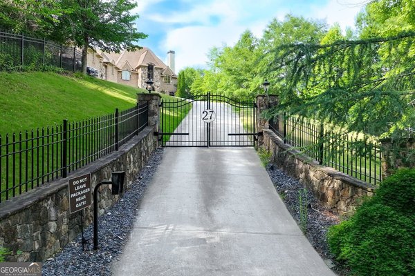 main picture of 453 Londonberry Road, Atlanta