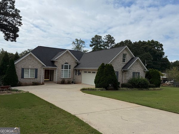 3815 Hilldale Road, Oakwood