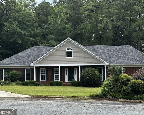 main picture of 560 Saddle Crest Drive, Roswell
