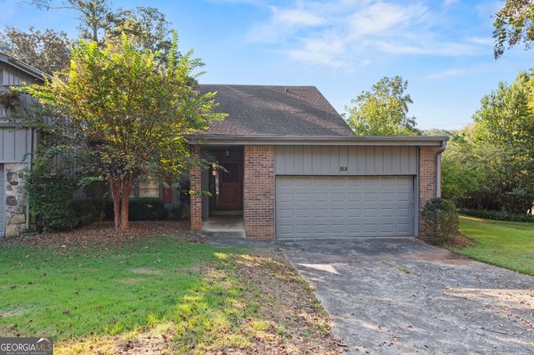 215 Leeward Lane, Roswell