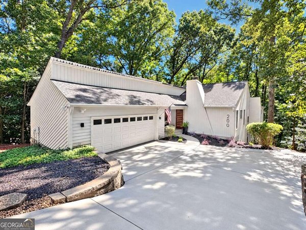 main picture of 200 Pitch Lake Lane, Roswell