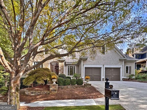 main picture of 2940 Woodvale Court, Alpharetta