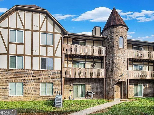 main picture of 123 Camelot Drive, South Fulton