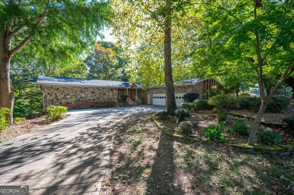 135 Windsor Drive, Calhoun